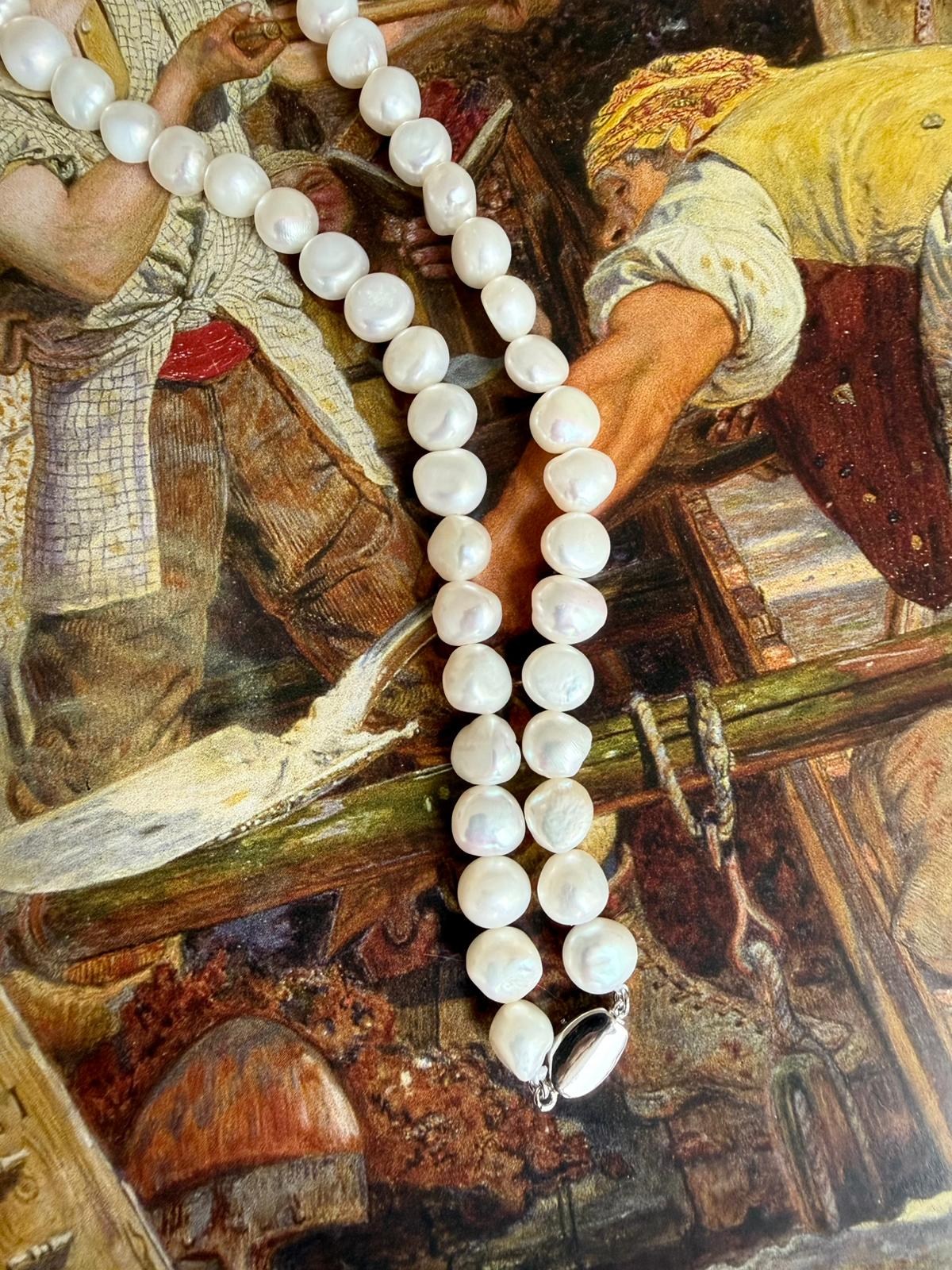 Silhouette - Baroque Pearl Necklace with bean closure