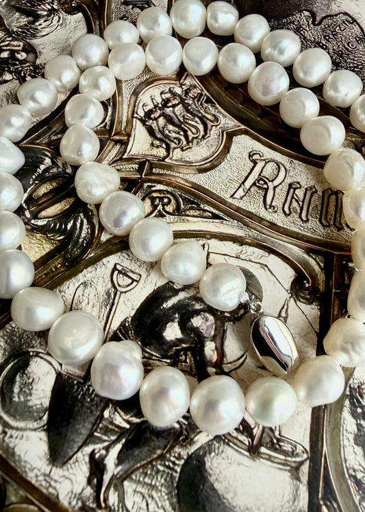 Silhouette - Baroque Pearl Necklace with bean closure