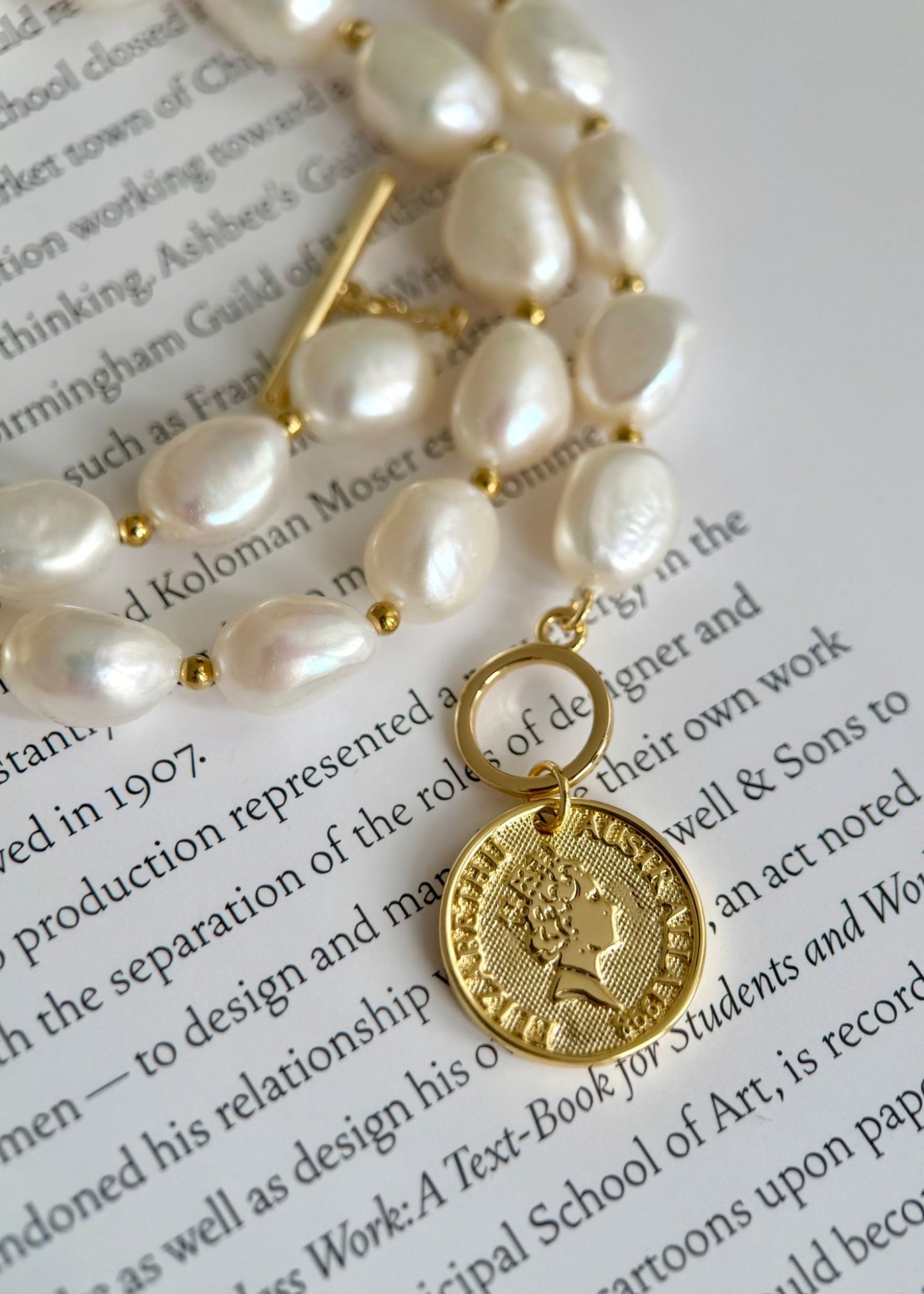 Queen's Coin – Barockperlenkette mit Goldanhänger