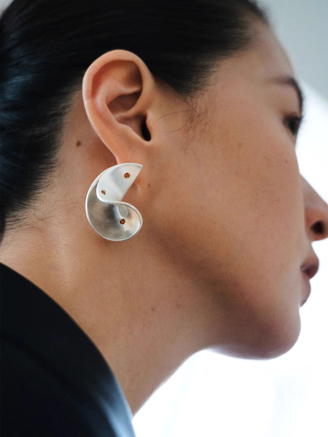 Curved Horn Ohrringe in Silber