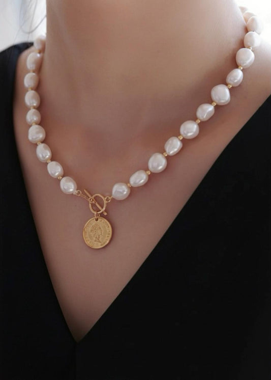 Queen's Coin – Barockperlenkette mit Goldanhänger
