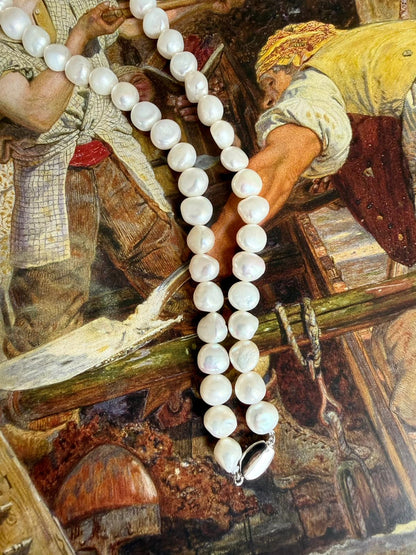 Silhouette - Baroque Pearl Necklace with bean closure