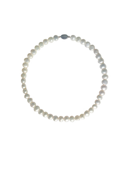 Silhouette - Baroque Pearl Necklace with bean closure