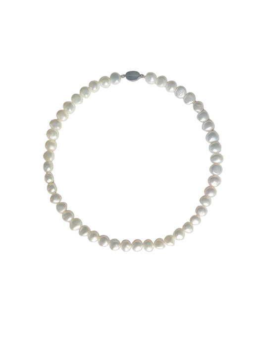 Silhouette - Baroque Pearl Necklace with bean closure