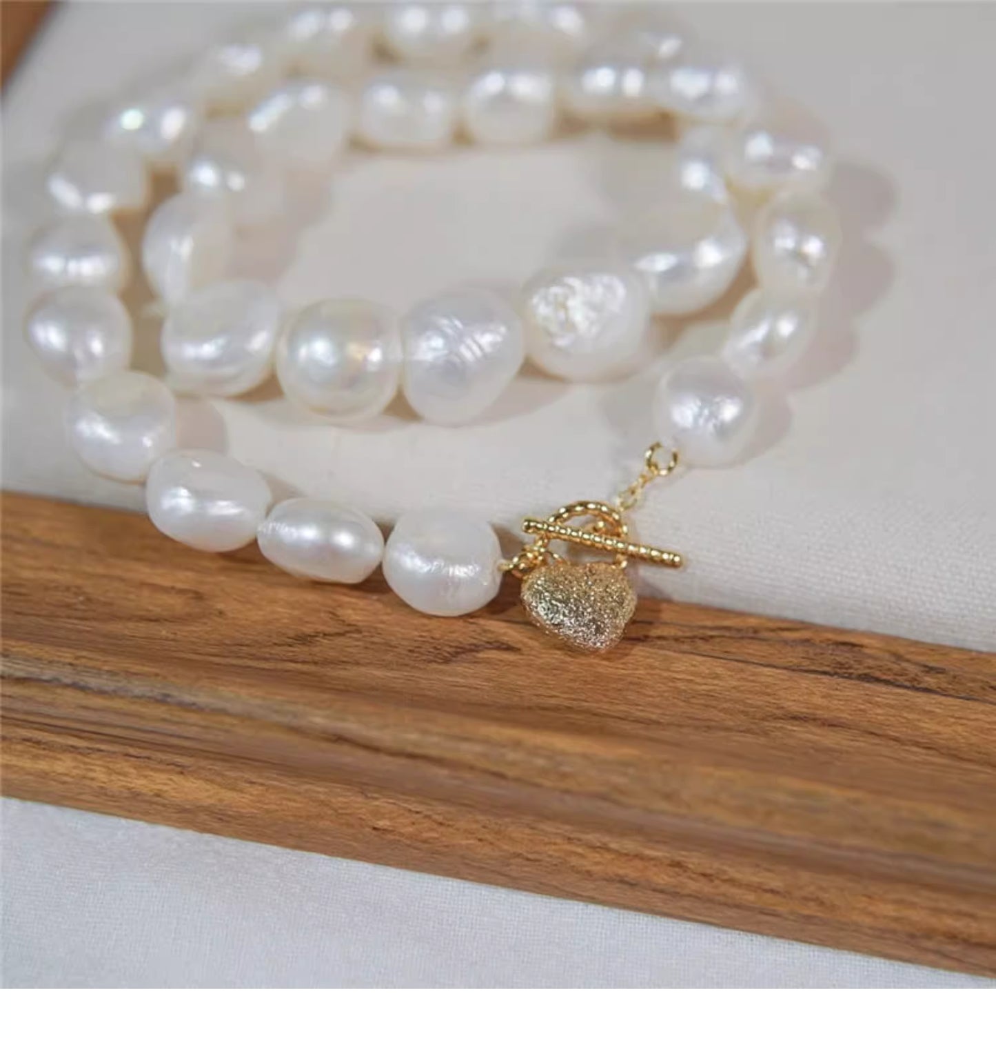 Love Pearl Halskette mit goldenem Herzanhänger